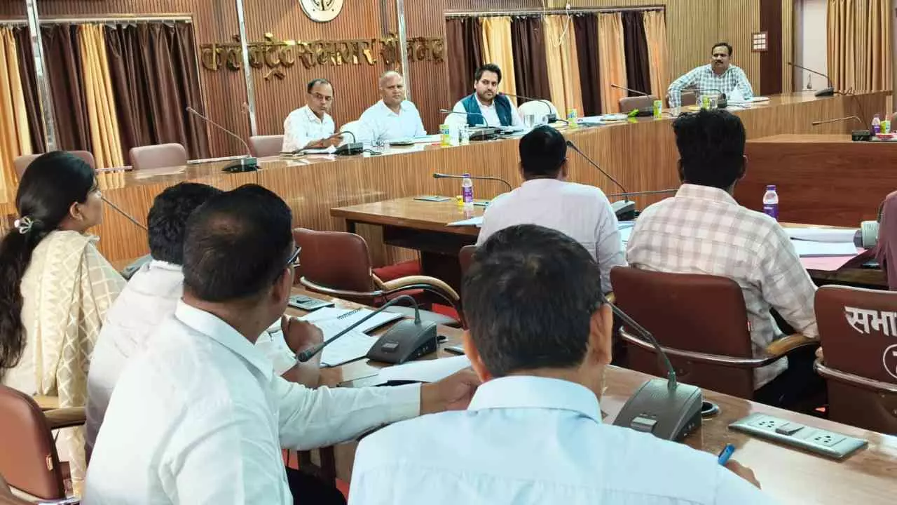 Sonbhadra News: बरसात से पहले नालों की सफाई पूरी करें, लापरवाही पर होगी कार्रवाई: डीएम