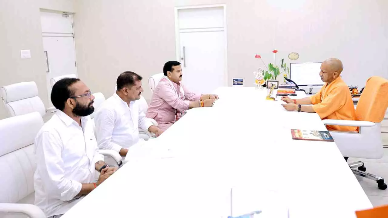 Hardoi News: मुख्यमंत्री तक पहुंची सांडी रेल लाइन की मांग, चुनाव से पहले काम शुरू होने का आश्वासन