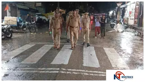 Aligarh News: थाना प्रभारियों ने की पैदल गश्त, नियम तोड़ने वालों पर कसा शिकंजा