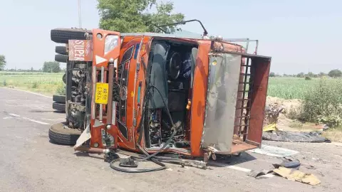 Baghpat News: दिल्ली-दून एक्सप्रेसवे के नीचे पलटा गत्ते से भरा ट्रक, चालक-परिचालक घायल