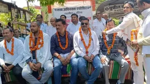Auraiya News: राजस्व अधिवक्ताओं का आंदोलन 20वें दिन भी जारी, व्यापारी संगठनों ने दिया समर्थन