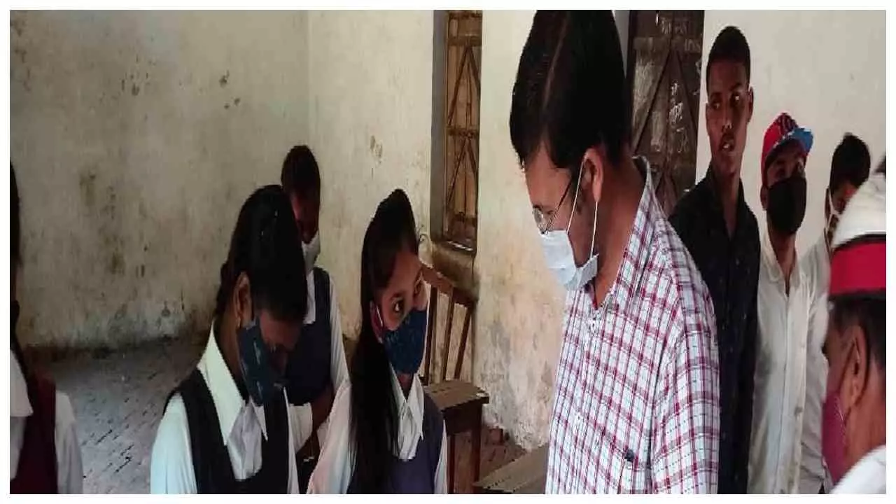 Azamgarh News : प्रोजेक्ट अलंकार में लापरवाही, आजमगढ़ के 10 प्रधानाचार्यों का वेतन रोका