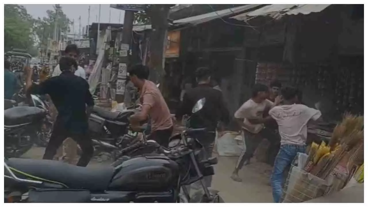 Hapur News: वर्चस्व की जंग में दो पक्षों के बीच खूनी संघर्ष, 15 मिनट तक चला हाईवोल्टेज ड्रामा, वीडिओ वायरल Hapur News: वर्चस्व की जंग में दो पक्षों के बीच खूनी संघर्ष, 15 मिनट तक चला हाईवोल्टेज ड्रामा, वीडिओ वायरल