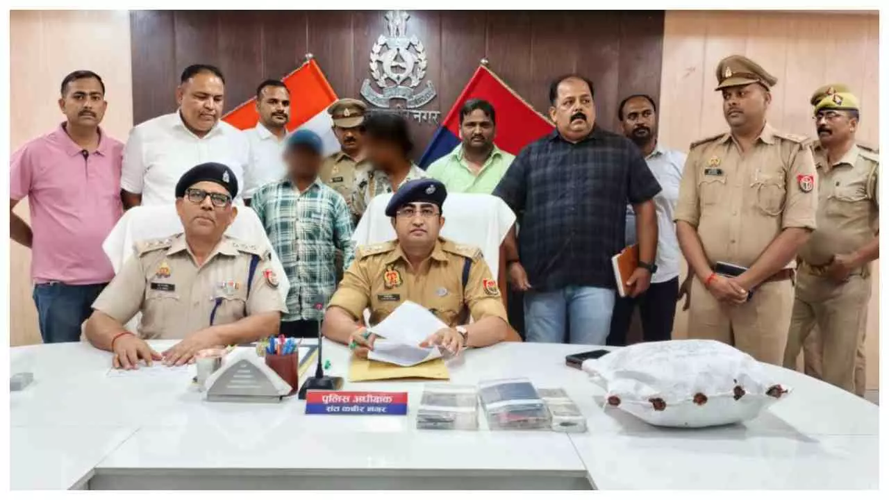 संतकबीरनगर: पुलिस कस्टडी में दबंगई, चैन स्नेचर ने प्रेस कॉन्फ्रेंस में मूंछों पर ताव दिया संतकबीरनगर: पुलिस कस्टडी में दबंगई, चैन स्नेचर ने प्रेस कॉन्फ्रेंस में मूंछों पर ताव दिया