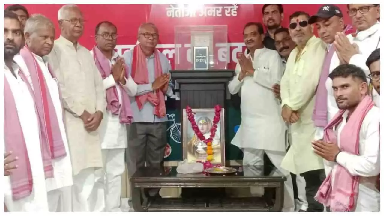 Mainpuri News : मैनपुरी में सपा कार्यालय पर श्रद्धापूर्वक मनाई गई राजमाता अहिल्याबाई होल्कर की जयंती