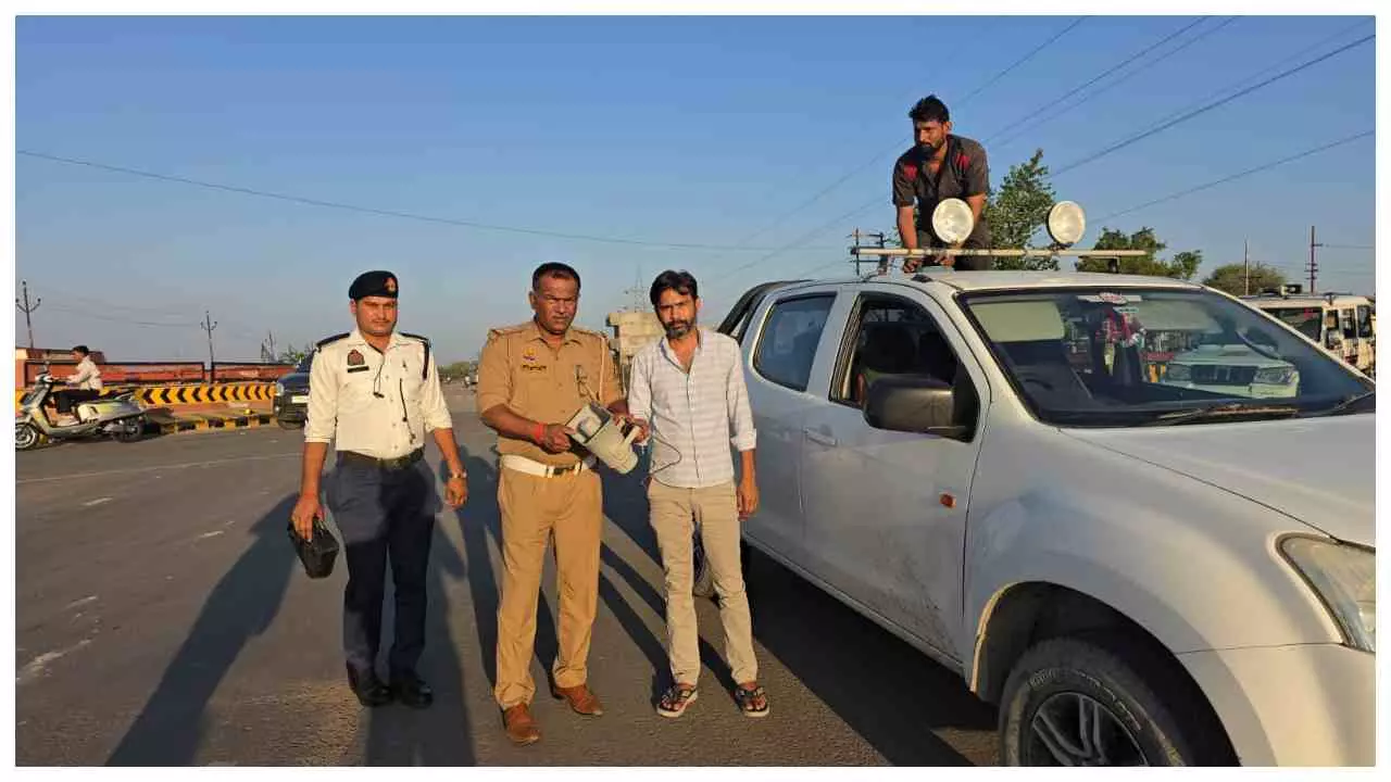 Banda News : यातायात विभाग का चला सघन चेकिंग अभियान, 200 से अधिक वाहनों का हुआ चालान Banda News : यातायात विभाग का चला सघन चेकिंग अभियान, 200 से अधिक वाहनों का हुआ चालान