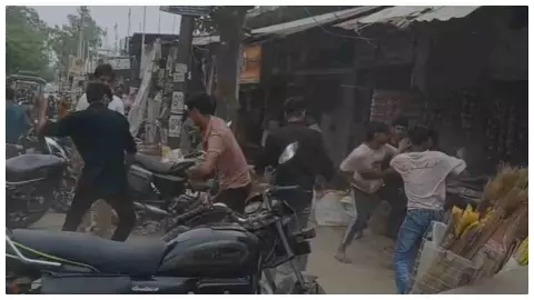 Hapur News: वर्चस्व की जंग में दो पक्षों के बीच खूनी संघर्ष, 15 मिनट तक चला हाईवोल्टेज ड्रामा, वीडिओ वायरल Hapur News: वर्चस्व की जंग में दो पक्षों के बीच खूनी संघर्ष, 15 मिनट तक चला हाईवोल्टेज ड्रामा, वीडिओ वायरल