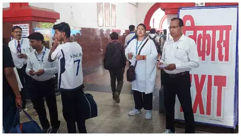 Jhansi News : पकड़े गए 2,334 बिना टिकट, वसूला गया बीस लाख जुर्माना
