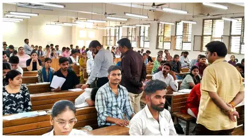 Jhansi News : झांसी बीएड परीक्षा में 1250 अभ्यर्थी अनुपस्थित, डीएम ने केंद्रों पर कड़ी निगरानी रखी