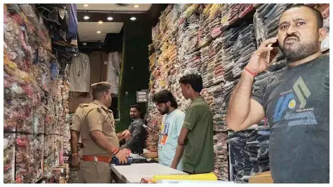 Mainpuri News: कुरावली में दिनदहाड़े दबंगई, कपड़ों की दुकान में घुसकर कर्मचारी को पीटा, बाजार में मचा हड़कंप Mainpuri News: कुरावली में दिनदहाड़े दबंगई, कपड़ों की दुकान में घुसकर कर्मचारी को पीटा, बाजार में मचा हड़कंप
