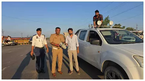 Banda News : यातायात विभाग का चला सघन चेकिंग अभियान, 200 से अधिक वाहनों का हुआ चालान Banda News : यातायात विभाग का चला सघन चेकिंग अभियान, 200 से अधिक वाहनों का हुआ चालान