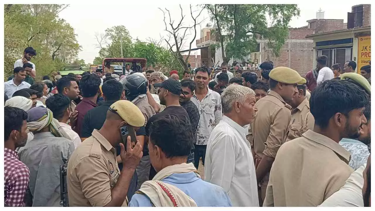 Jalaun News: बिजली-पानी और सड़क की बदहाली पर फूटा लोगों का गुस्सा, चुर्खी रोड पर लगाया जाम Jalaun News: बिजली-पानी और सड़क की बदहाली पर फूटा लोगों का गुस्सा, चुर्खी रोड पर लगाया जाम