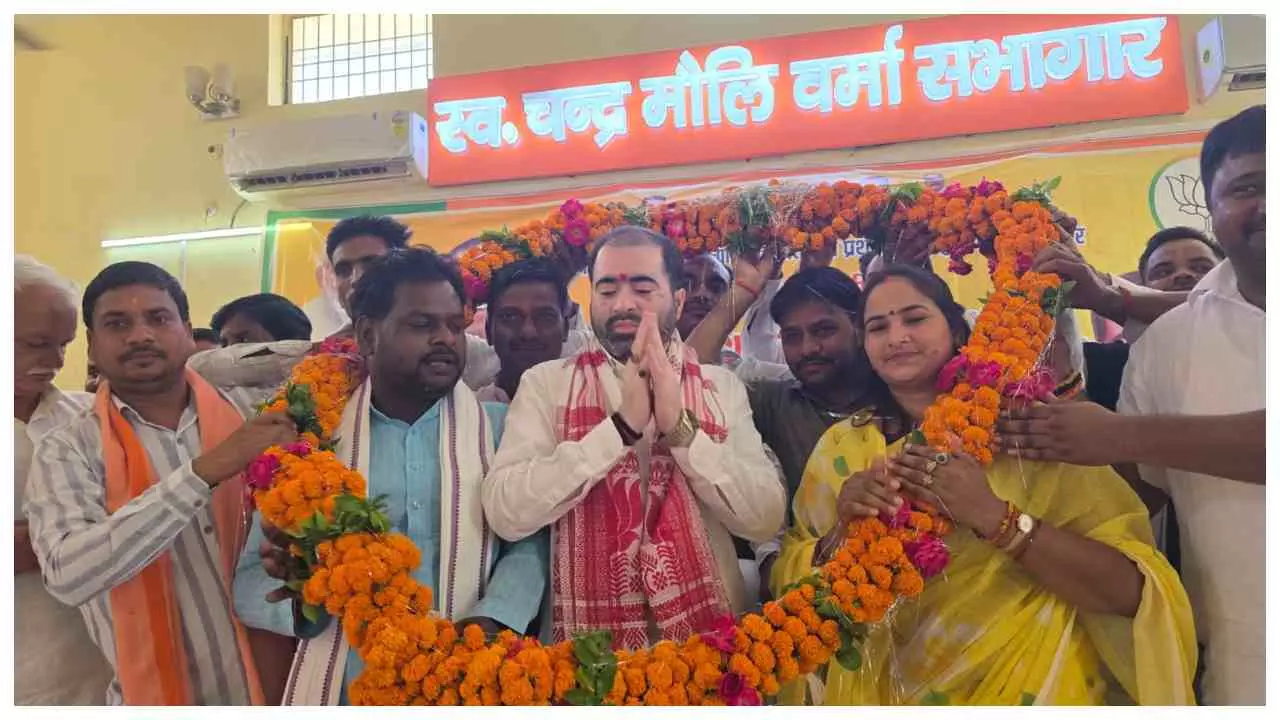 Barabanki: निवर्तमान प्रधानों को प्रशासक बनाने के फैसले पर जश्न, सिद्धौर में सतीश शर्मा का स्वागत