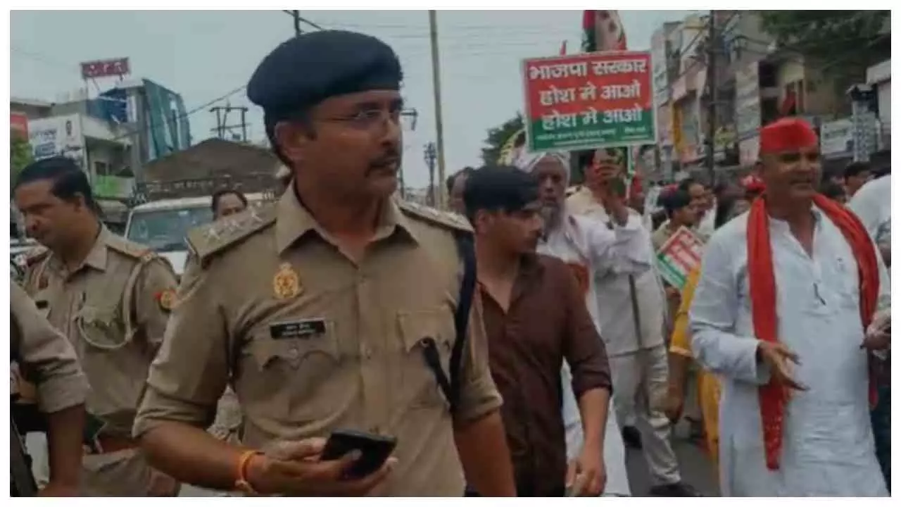 Hapur News : हापुड़ में महंगाई, बेरोजगारी और पेपर लीक के खिलाफ सपा का प्रदर्शन, पुलिस से नोकझोंक Hapur News : हापुड़ में महंगाई, बेरोजगारी और पेपर लीक के खिलाफ सपा का प्रदर्शन, पुलिस से नोकझोंक