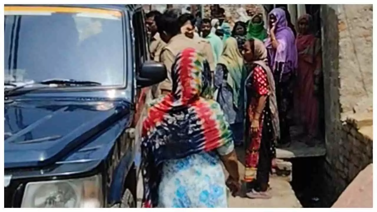 Hathras News: 80 वर्षीय वृद्ध महिला से दुष्कर्म का आरोप, हिरासत में पड़ोसी युवक Hathras News: 80 वर्षीय वृद्ध महिला से दुष्कर्म का आरोप, हिरासत में पड़ोसी युवक