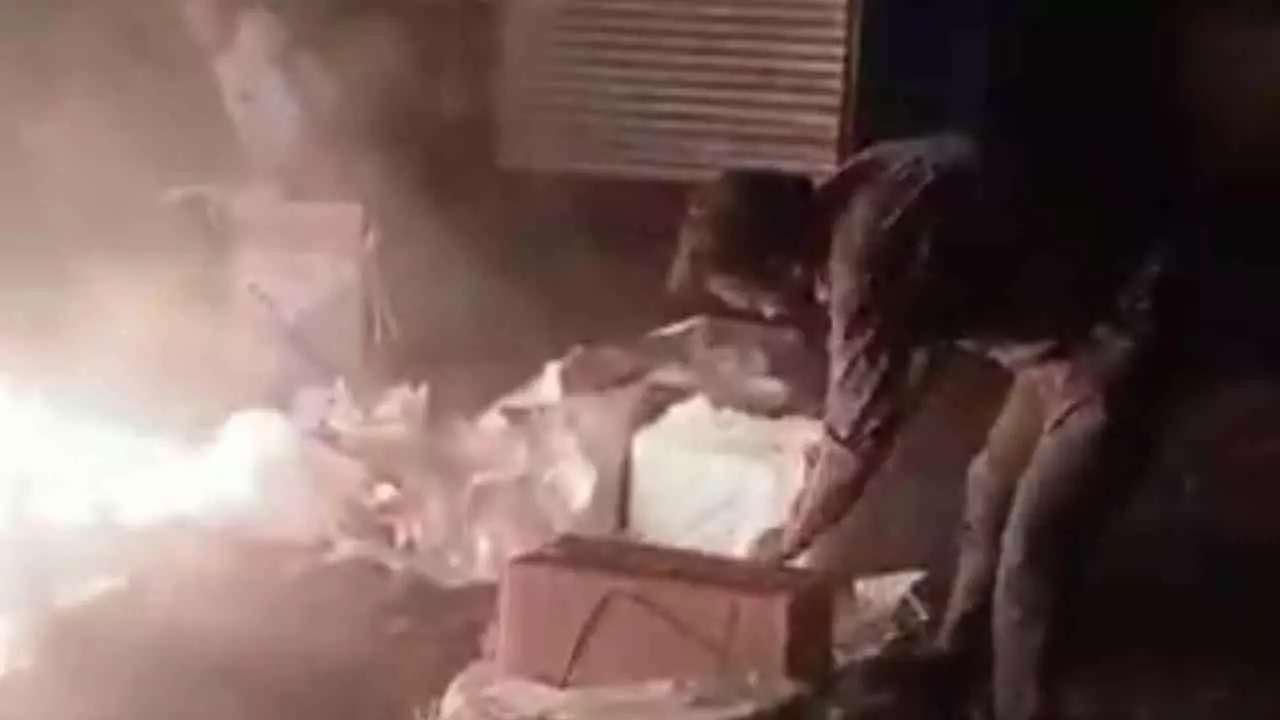 Raebareli News: रायबरेली कलेक्ट्रेट में देर रात फाइलें जलाने का वीडियो वायरल, प्रशासन पर उठे सवाल