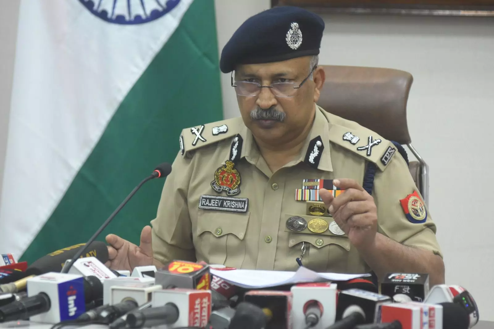 UP News: यूपी पुलिस का बड़ा रिपोर्ट कार्ड! डीजीपी ने बताए अपराध पर कार्रवाई के चौंकाने वाले आंकड़े