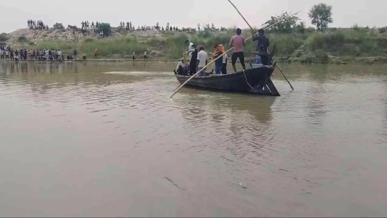 Basti News: सरयू नदी में स्नान करते समय दो युवक डूबे, एक का शव बरामद, दूसरे की तलाश जारी Basti News: सरयू नदी में स्नान करते समय दो युवक डूबे, एक का शव बरामद, दूसरे की तलाश जारी