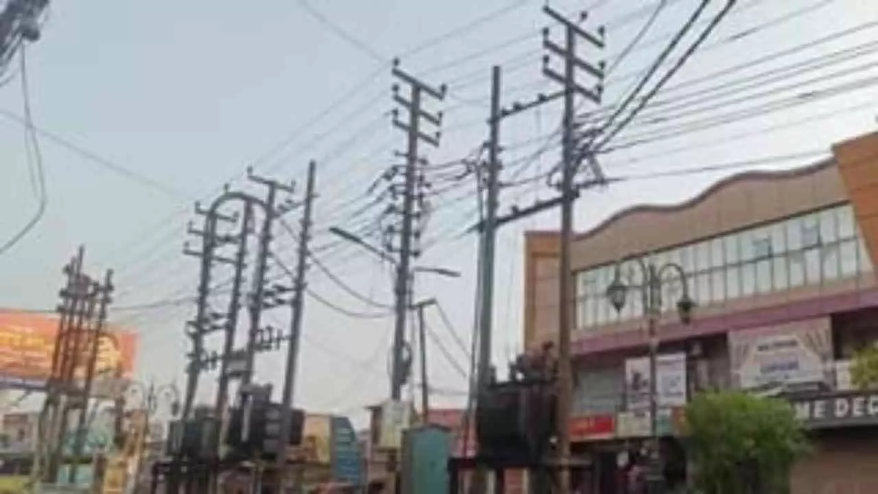 Hapur: हाईटेंशन लाइन के नीचे स्ट्रीट लाइट लगाने पर डीएम सख्त, अधिकारियों को लगाई फटकार, जांच के आदेश Hapur: हाईटेंशन लाइन के नीचे स्ट्रीट लाइट लगाने पर डीएम सख्त, अधिकारियों को लगाई फटकार, जांच के आदेश