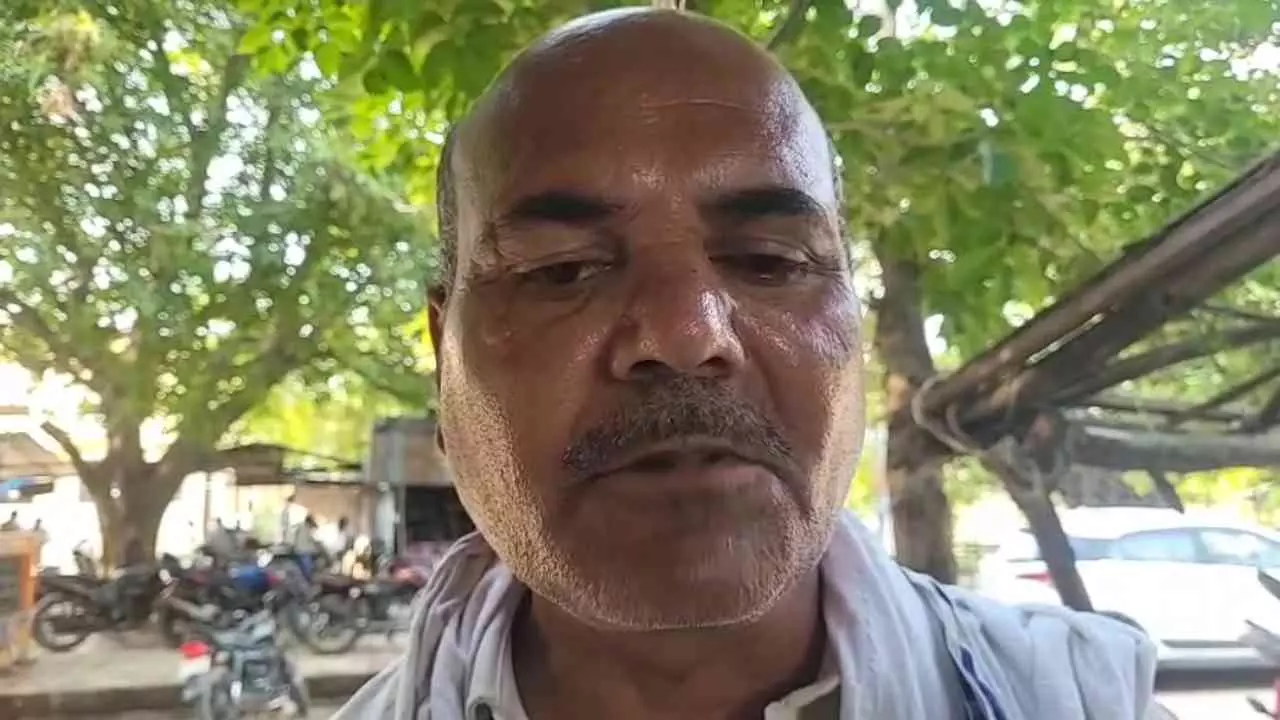 Kanpur News: कानपुर में फर्जी विरासत से 18 वर्षीय बेटी की 6 बीघा जमीन हड़पी, लेखपालों पर गंभीर आरोप Kanpur News: कानपुर में फर्जी विरासत से 18 वर्षीय बेटी की 6 बीघा जमीन हड़पी, लेखपालों पर गंभीर आरोप