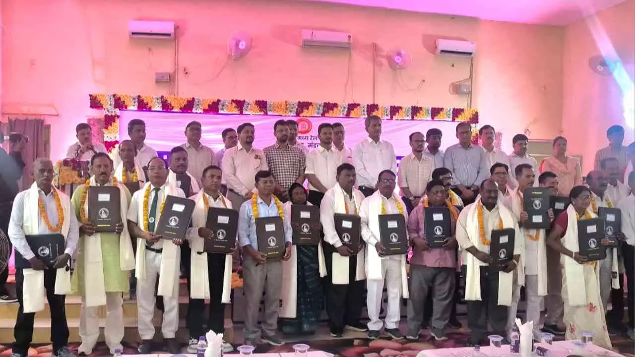 Chandauli News: DDU मंडल के सेवानिवृत्त रेलकर्मियों को मिला 14 करोड़ का भुगतान, विदाई समारोह आयोजित