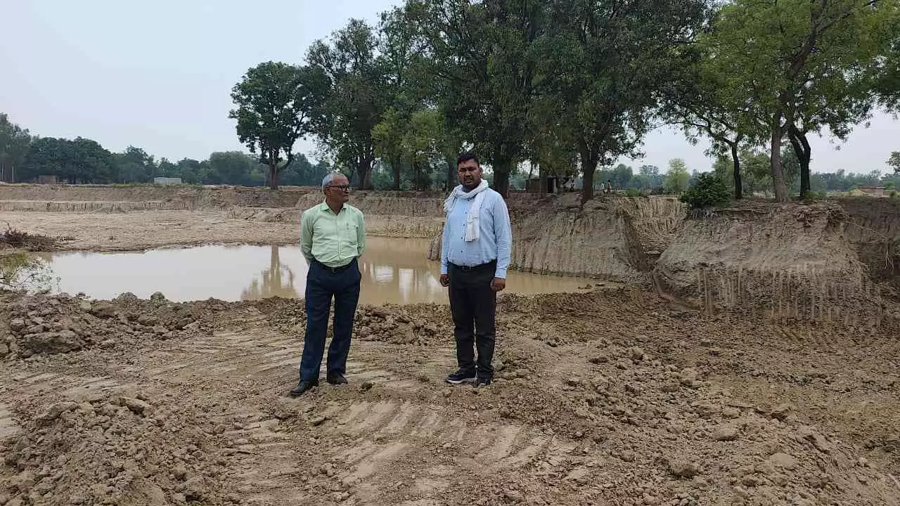 Raebareli News: रायबरेली में अवैध खनन पर प्रशासन का बड़ा चाबुक, जेसीबी और दो ट्रैक्टर-ट्रॉली सीज