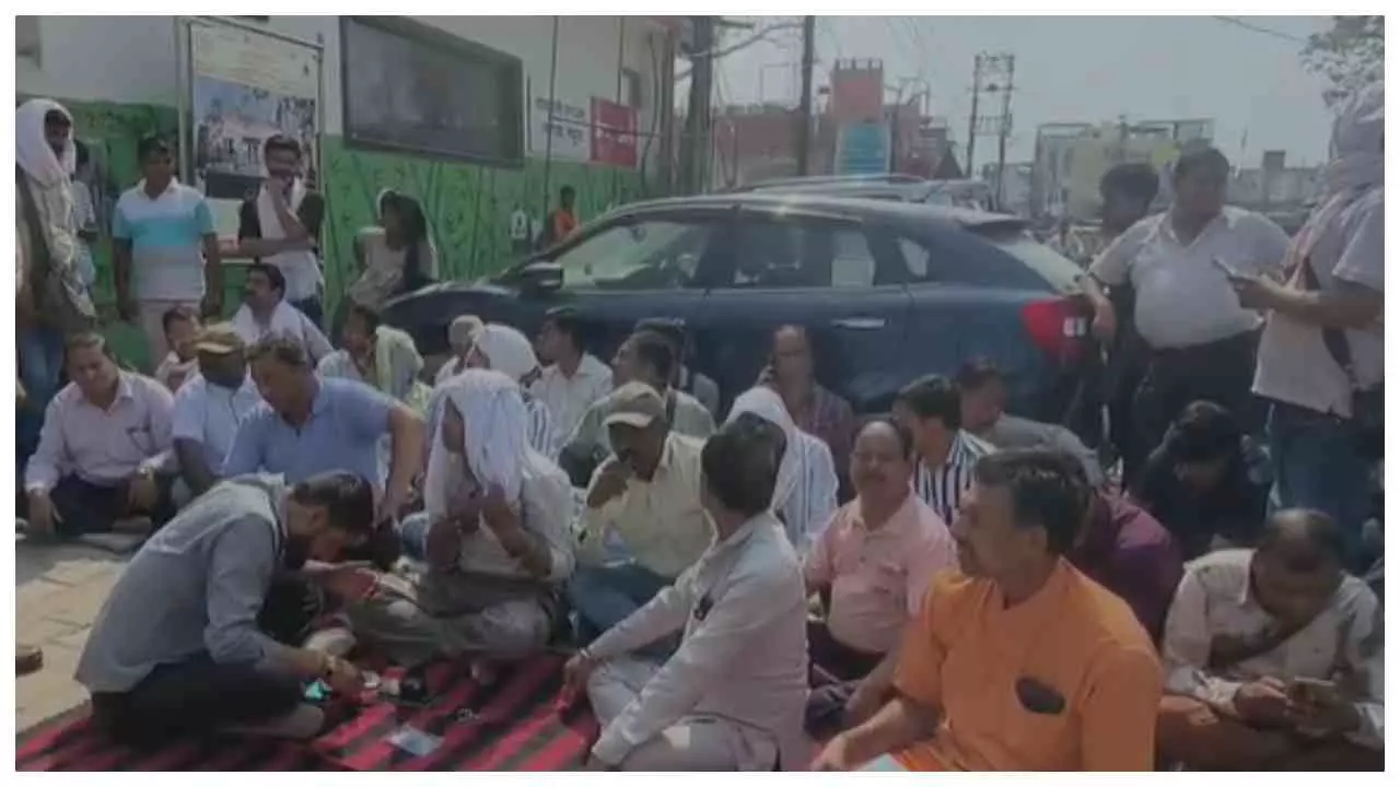 Mathura News : वृंदावन थाने में पत्रकारों का धरना, कथित अभद्रता पर कार्रवाई की मांग तेज़ हुई Mathura News : वृंदावन थाने में पत्रकारों का धरना, कथित अभद्रता पर कार्रवाई की मांग तेज़ हुई