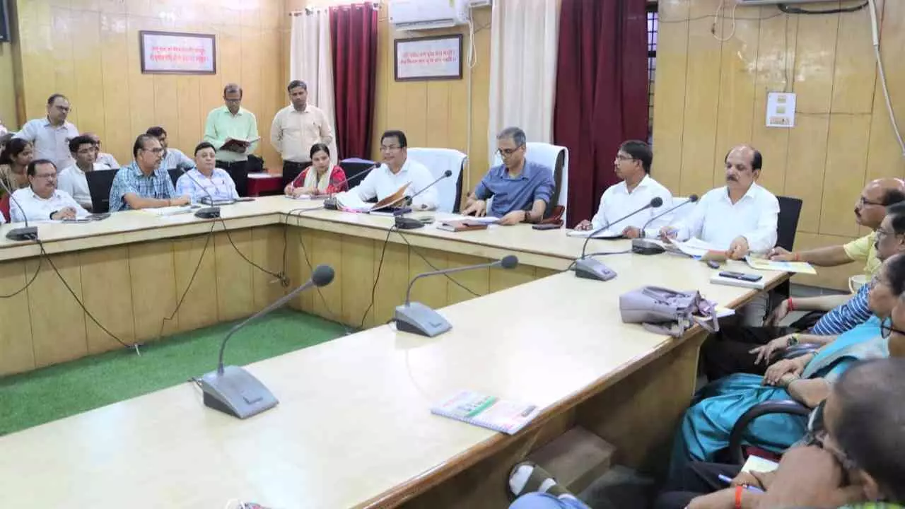 Pratapgarh News: टीजीटी परीक्षा को नकल विहीन कराने के लिए सीआरओ ने की तैयारियों की समीक्षा बैठक