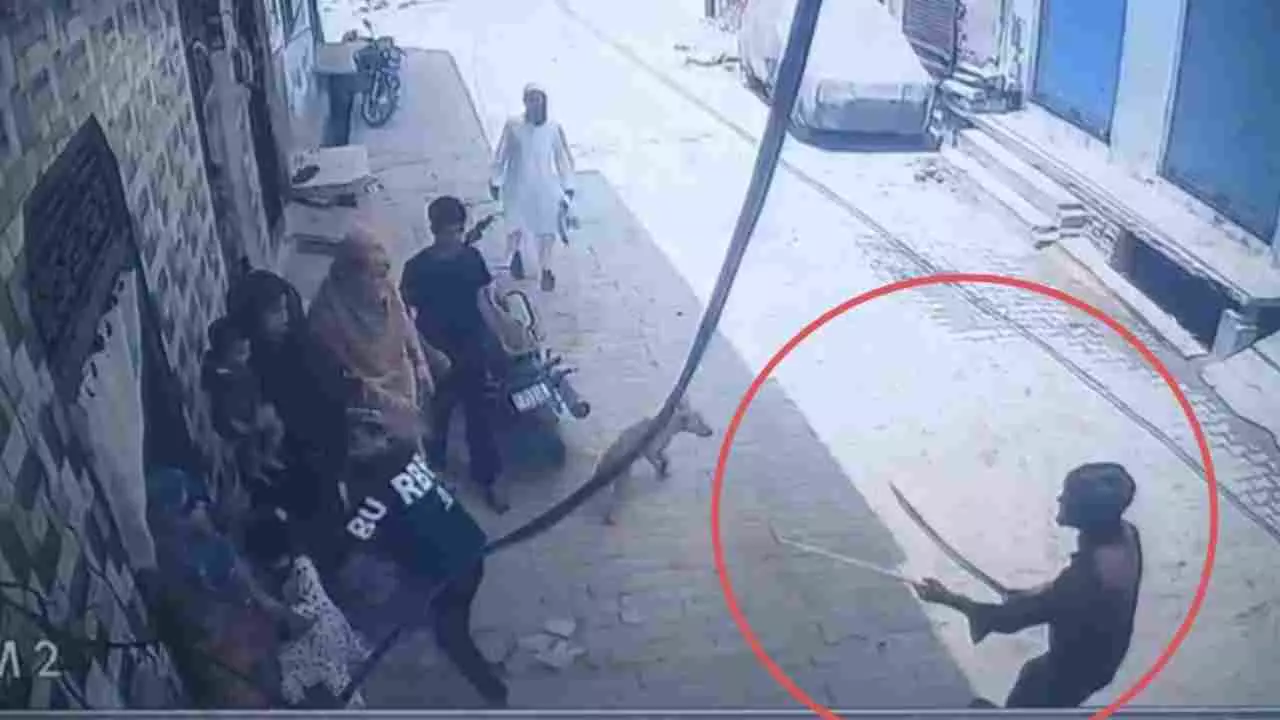 Baghpat News: मामूली कहासुनी पर तलवारबाज बना किशोर, गली में दौड़ाकर किया हमला, CCTV में कैद हुई घटना