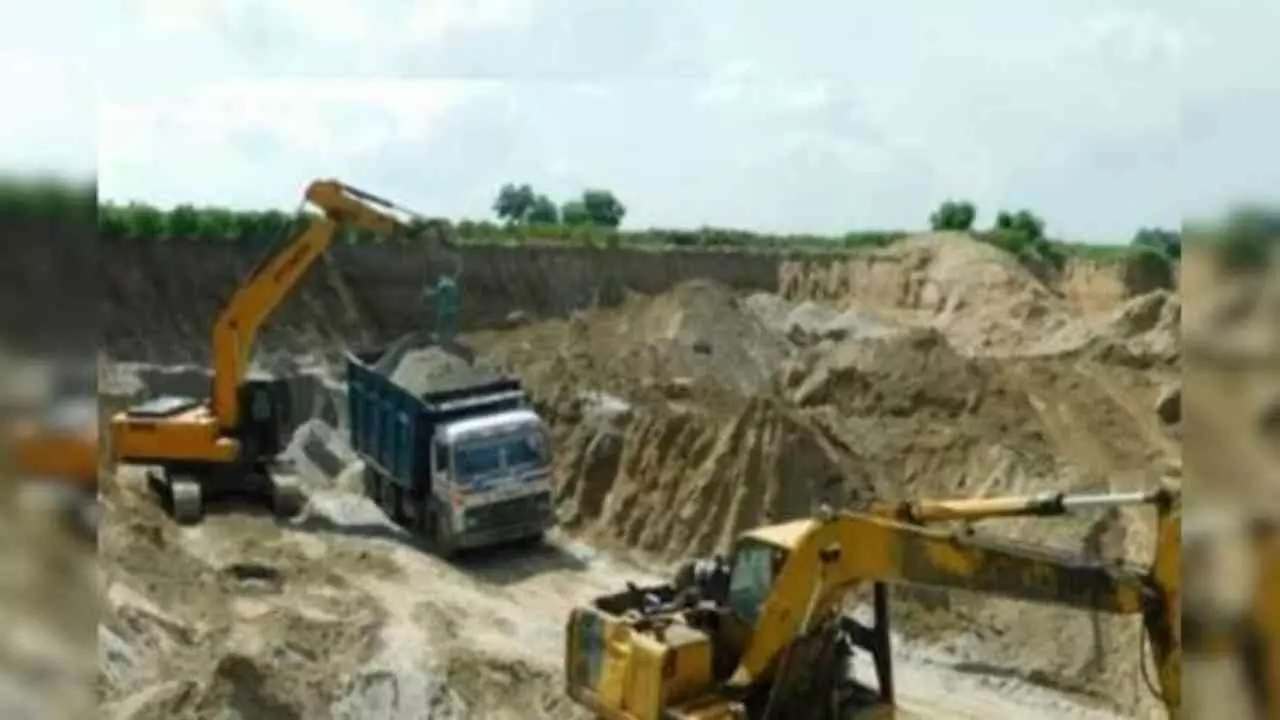 खनन पट्टा फर्जीवाड़े का आरोप: इस्तीफा देने के बाद भी पूर्व निदेशक के नाम पर करोड़ों का कारोबार