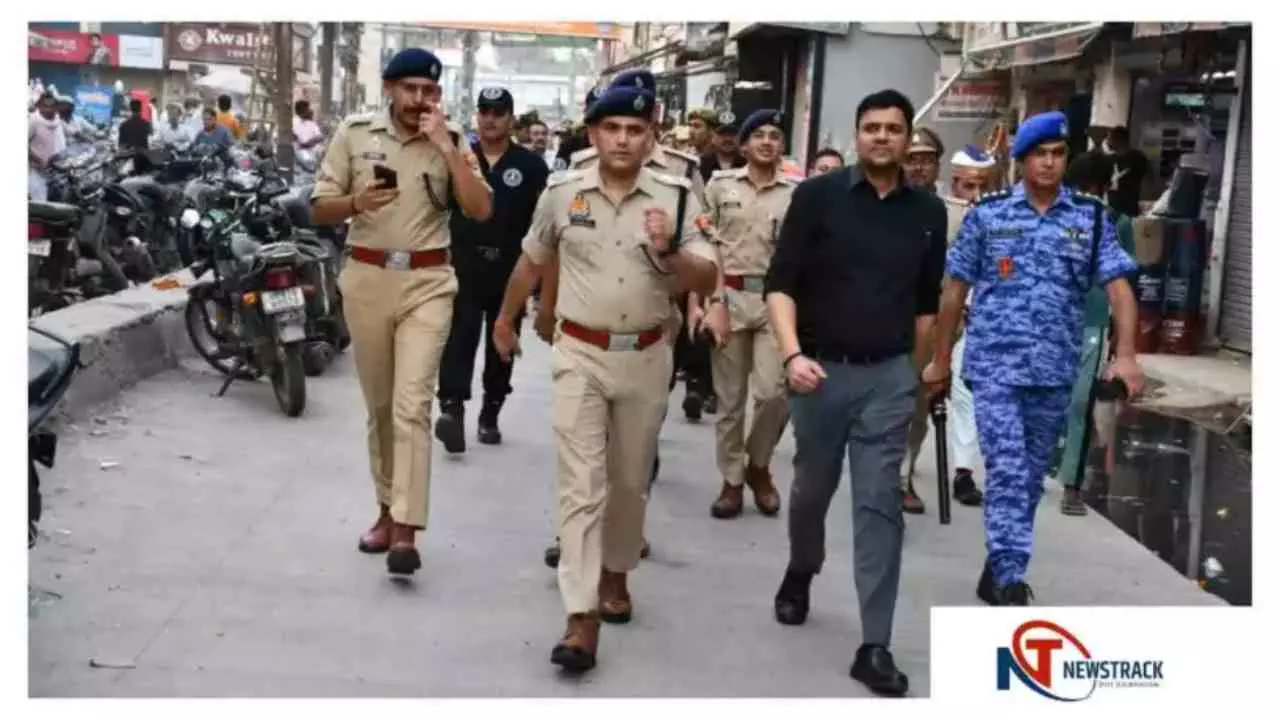 Aligarh News: अलीगढ़ में एसएसपी की पैदल गश्त, कानून-व्यवस्था का लिया जायजा, लोगों से संवाद