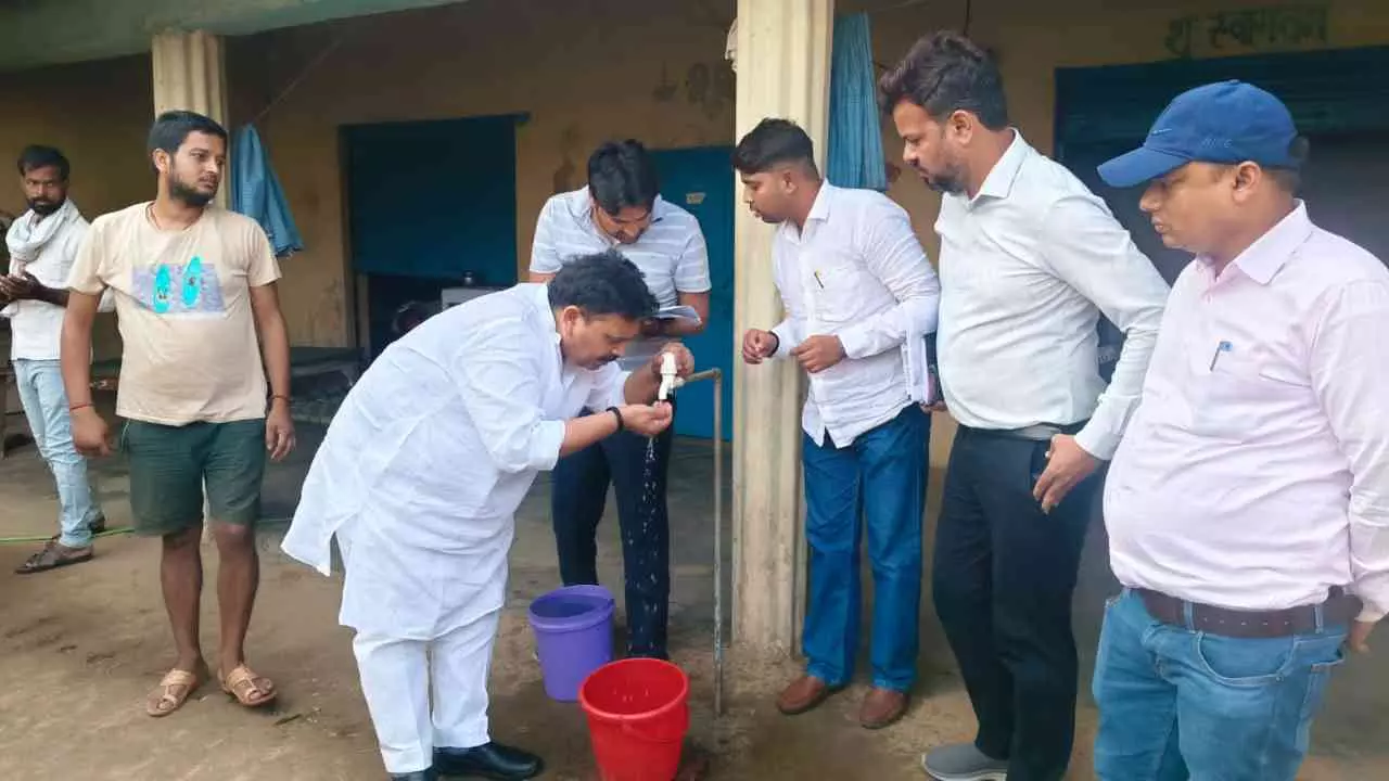 Sonbhadra: नल की टोटी खुद खोलकर देखी हकीकत, प्रभारी मंत्री ने परखी ‘हर घर नल’ योजना की जमीनी तस्वीर Sonbhadra: नल की टोटी खुद खोलकर देखी हकीकत, प्रभारी मंत्री ने परखी ‘हर घर नल’ योजना की जमीनी तस्वीर