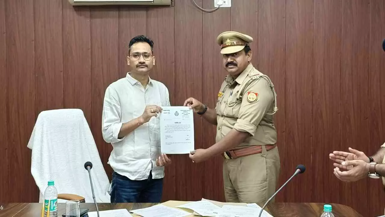 Chandauli: गोवंश तस्करी व अपराध पर सख्त हुए एसपी,समीक्षा बैठक में गुड़वर्क वालों को किया सम्मानित Chandauli: गोवंश तस्करी व अपराध पर सख्त हुए एसपी,समीक्षा बैठक में गुड़वर्क वालों को किया सम्मानित