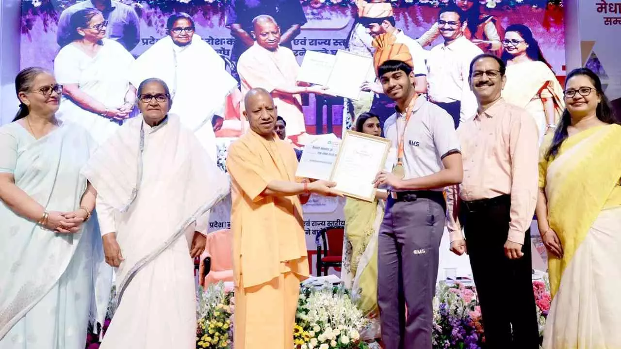 Lucknow News: सीएम योगी ने सीएमएस के 10 नेशनल टॉपर छात्रों को किया सम्मानित