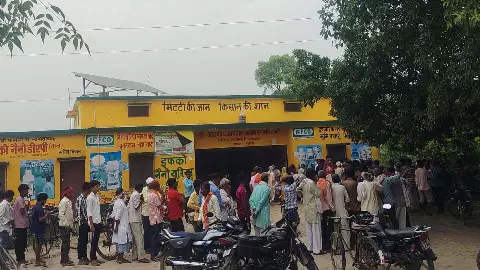 Urea crisis deepens in Kushinagar, farmers in Qatar for fertilizer