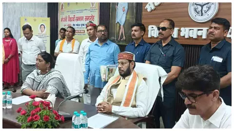 Raebareli News: रायबरेली में मेधावी छात्र-छात्राओं का सम्मान, मंत्री ने दिए ₹21 हजार के चेकरायबरेली में मेधावी छात्र
