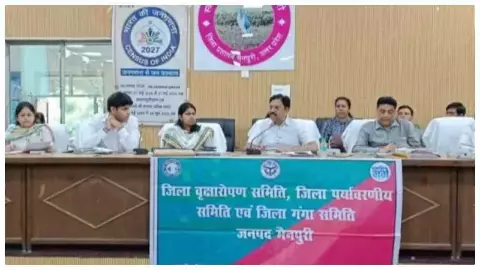 Auraiya डीएम ने की ईसन नदी संरक्षण, वन भूमि सुरक्षा और वृक्षारोपण अभियान की तैयारियों की समीक्षा