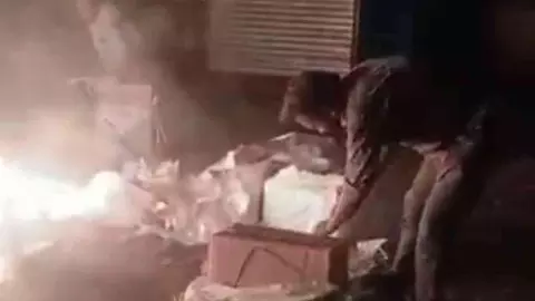 Raebareli News: रायबरेली कलेक्ट्रेट में देर रात फाइलें जलाने का वीडियो वायरल, प्रशासन पर उठे सवाल