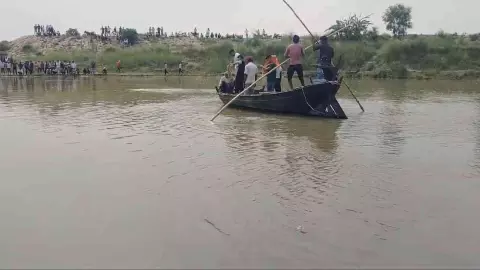 Basti News: सरयू नदी में स्नान करते समय दो युवक डूबे, एक का शव बरामद, दूसरे की तलाश जारी