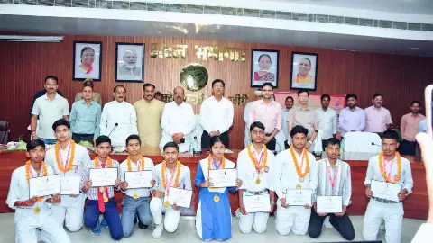 Lakhimpur News:खीरी में मेधावी छात्रों का सम्मान समारोह, टॉपर्स को मिले मेडल और 21 हजार रुपये के चेक