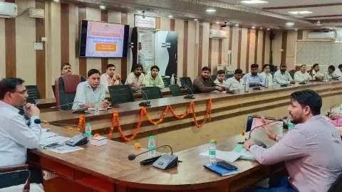 Auraiya News: औरैया में पीएम सूर्य घर योजना की समीक्षा, डीएम ने सोलर रूफटॉप तेजी के दिए निर्देश