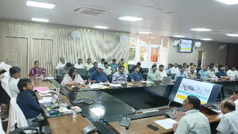 Chandauli News: ₹50 लाख से बड़े विकास कार्यों की समीक्षा, DM ने दिए काम में तेजी लाने के निर्देश