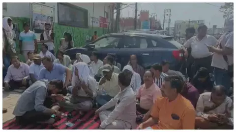 Mathura News : वृंदावन थाने में पत्रकारों का धरना, कथित अभद्रता पर कार्रवाई की मांग तेज़ हुई