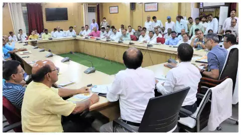 Pratapgarh प्रतापगढ़ में मेधावियों का सम्मान, डीएम बोले- समय का सदुपयोग करें, लक्ष्य पर रखें फोकस