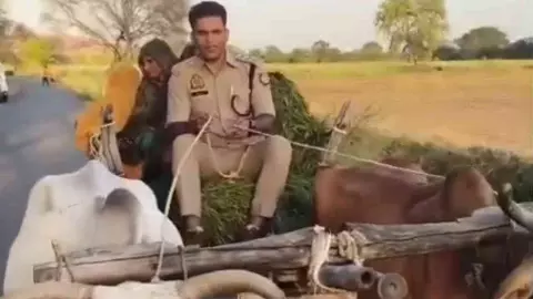 Mahoba News: सरकारी गाड़ी छोड़कर बैलगाड़ी चलाने लगे CO रविकांत गौड़, सादगी ने जीता सबका दिल