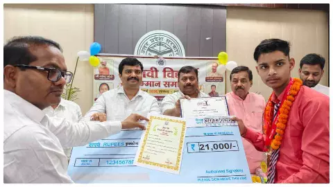 Etah News : एटा में मेधावियों का सम्मान, 21 छात्र-छात्राओं को मिला पुरस्कार, विधायक ने दी सीख