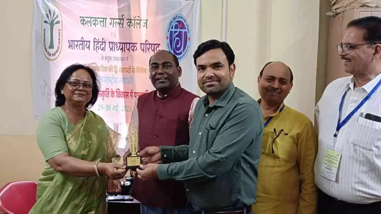 Kushinagar News: हिंदी पत्रकारिता के 200 वर्ष पर कुशीनगर के प्रो. सुनील मिश्र ने बिखेरी शोध की चमक