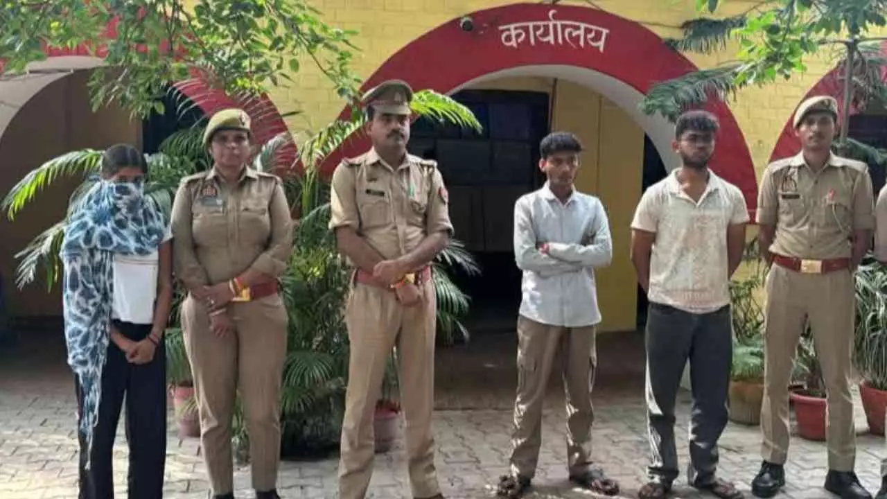 Lakhimpur Kheri News: फिजियोथैरेपी के दौरान बुजुर्ग महिला के सोने के कंगन चोरी, तीन आरोपी गिरफ्तार Lakhimpur Kheri News: फिजियोथैरेपी के दौरान बुजुर्ग महिला के सोने के कंगन चोरी, तीन आरोपी गिरफ्तार