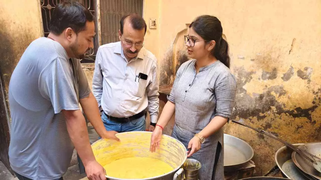 Aligarh News: अलीगढ़ में खाद्य विभाग की छापेमारी,106 किलो खराब खाद्य सामग्री नष्ट, कैटरिंग गोदाम सील