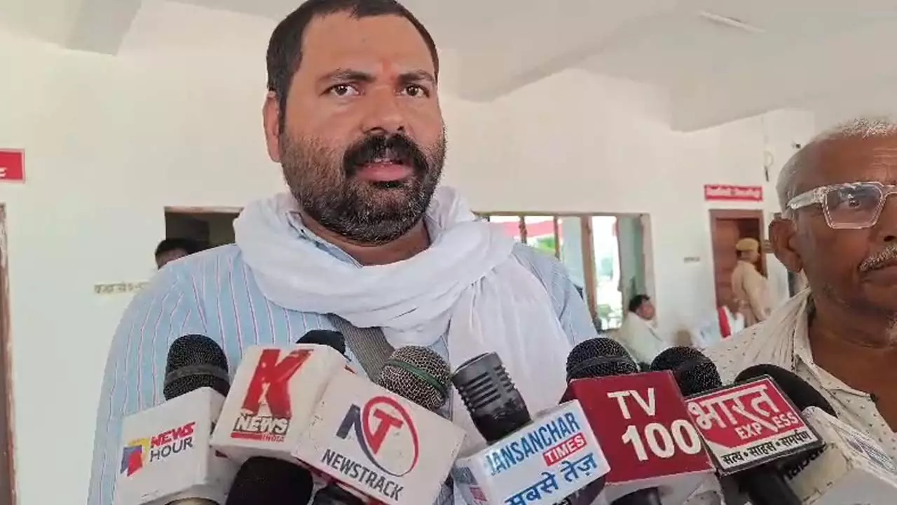 Chandauli News: चंदौली में भ्रष्टाचार जांच पर सवाल, शिकायतकर्ताओं ने लगाए आरोप